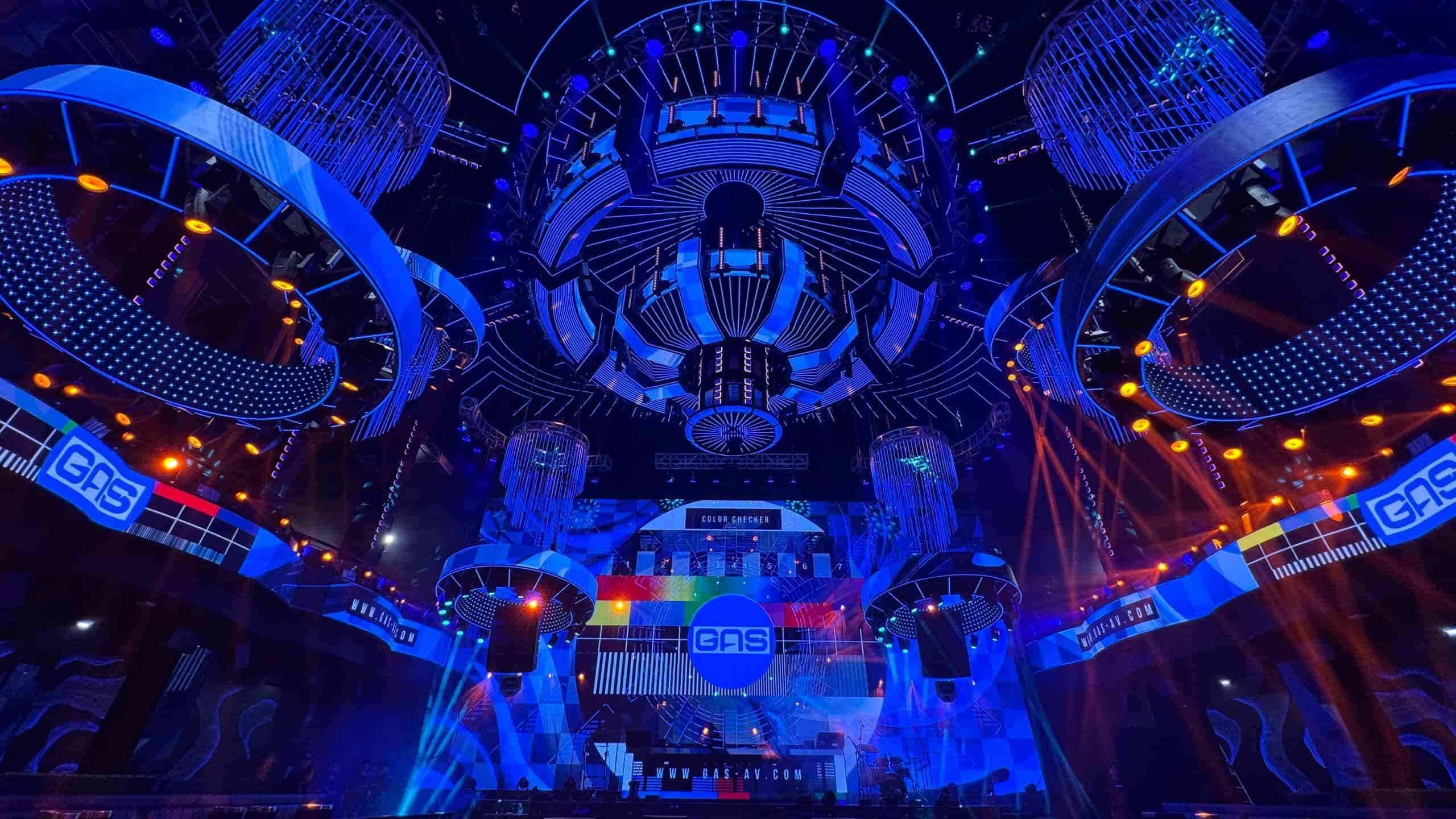 Синхронизированные группы лебедок для освещения клубных помещений в Индонезии