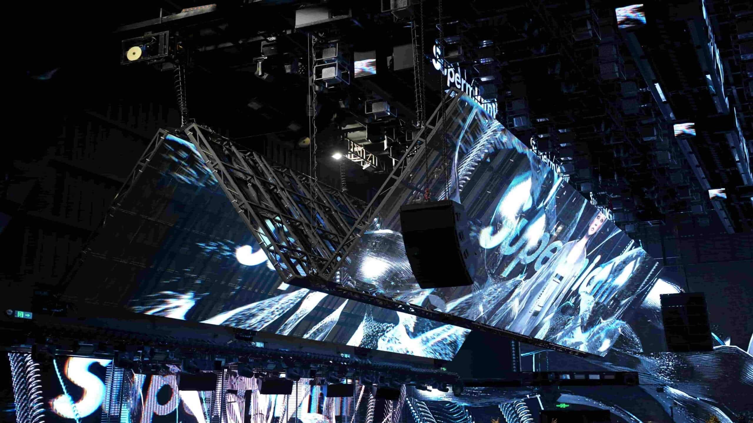 Ночной клуб Super Miami на Хайнане — координация строительства длинного железнодорожного полотна и многоподъемных систем.